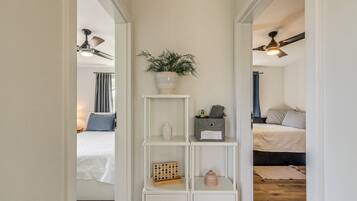 Escritorio, wifi gratis y ropa de cama