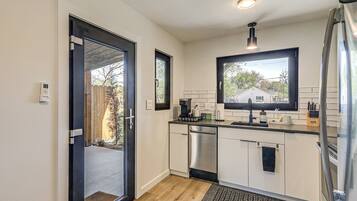 雪櫃、微波爐、焗爐、爐具