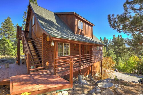 2BR Truckee Cabin w/ Mnt Views/ Hikes / 10 min Donner Lake / 5 min to Downtown