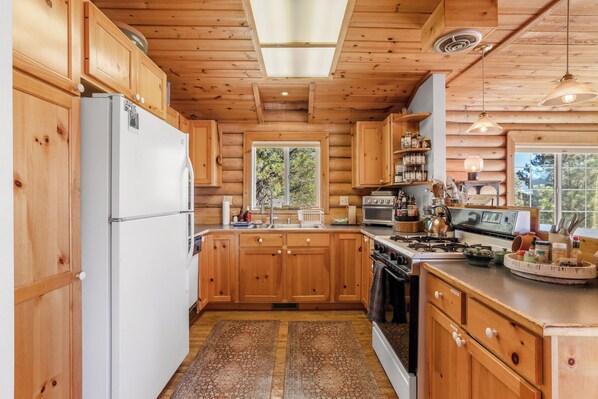 ثلاجة، فرن، موقد طهي مسطح، غسالة أطباق