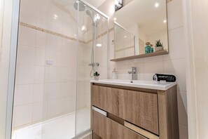 Apartment, Mountain View | Bathroom | Separate tub and shower, free toiletries, hair dryer, towels - Chalet Niverolles (Les Belleville)