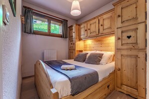 Apartment, 2 Bedrooms, Mountain View, Mountainside | Egyptian cotton sheets, premium bedding, desk, laptop workspace - Chalet Niverolles (Les Belleville)