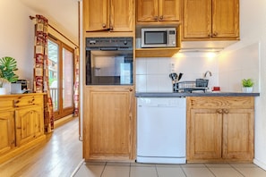 Apartamento, vista para a montanha | Cozinha privada | Frigobar, micro-ondas, fogão, cooktop