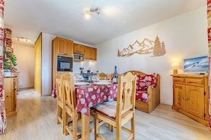 Apartamento, vista para a montanha | Opções para refeição no quarto
