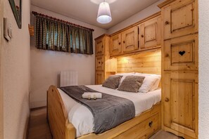 Departamento, 2 habitaciones, vista a la montaña, junto a la montaña | Sábanas de algodón egipcio, ropa de cama de alta calidad y escritorio 