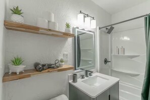 Shower, hair dryer, towels, soap - BOHO HOME- 1 min from highway/State fair/downtown (Oklahoma City)