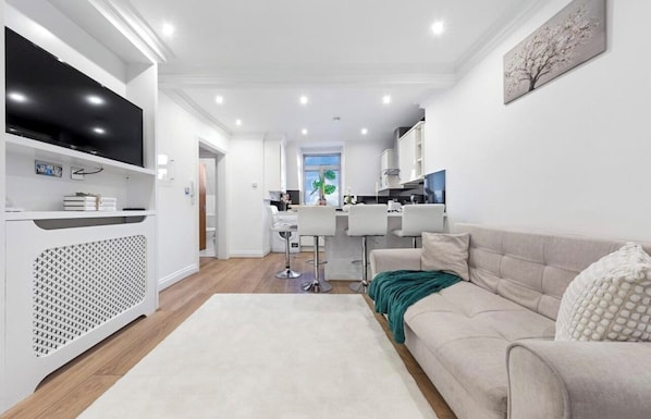 Deluxe Apartment, City View | Living area