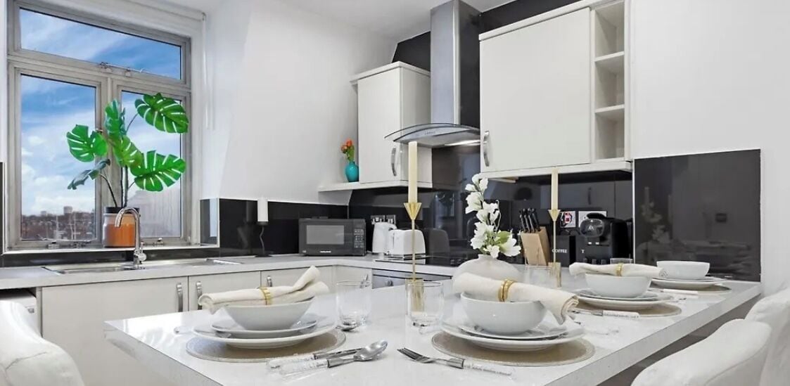 Full-size fridge, microwave, oven, stovetop