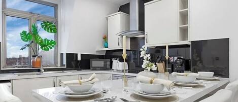 Full-sized fridge, microwave, oven, stovetop