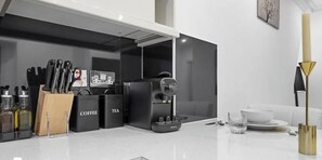 Deluxe Apartment, City View | Private kitchen | Full-size fridge, microwave, oven, stovetop - The High Street Kensington  (London)