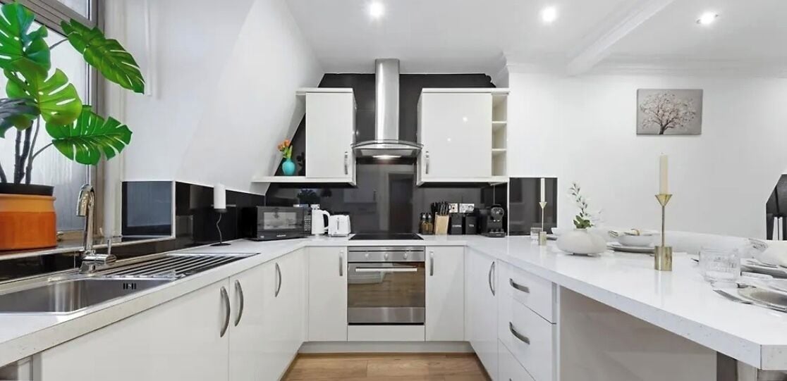 Appartement Deluxe, vue ville | Cuisine privée | Grand réfrigérateur, micro-ondes, four, plaque de cuisson