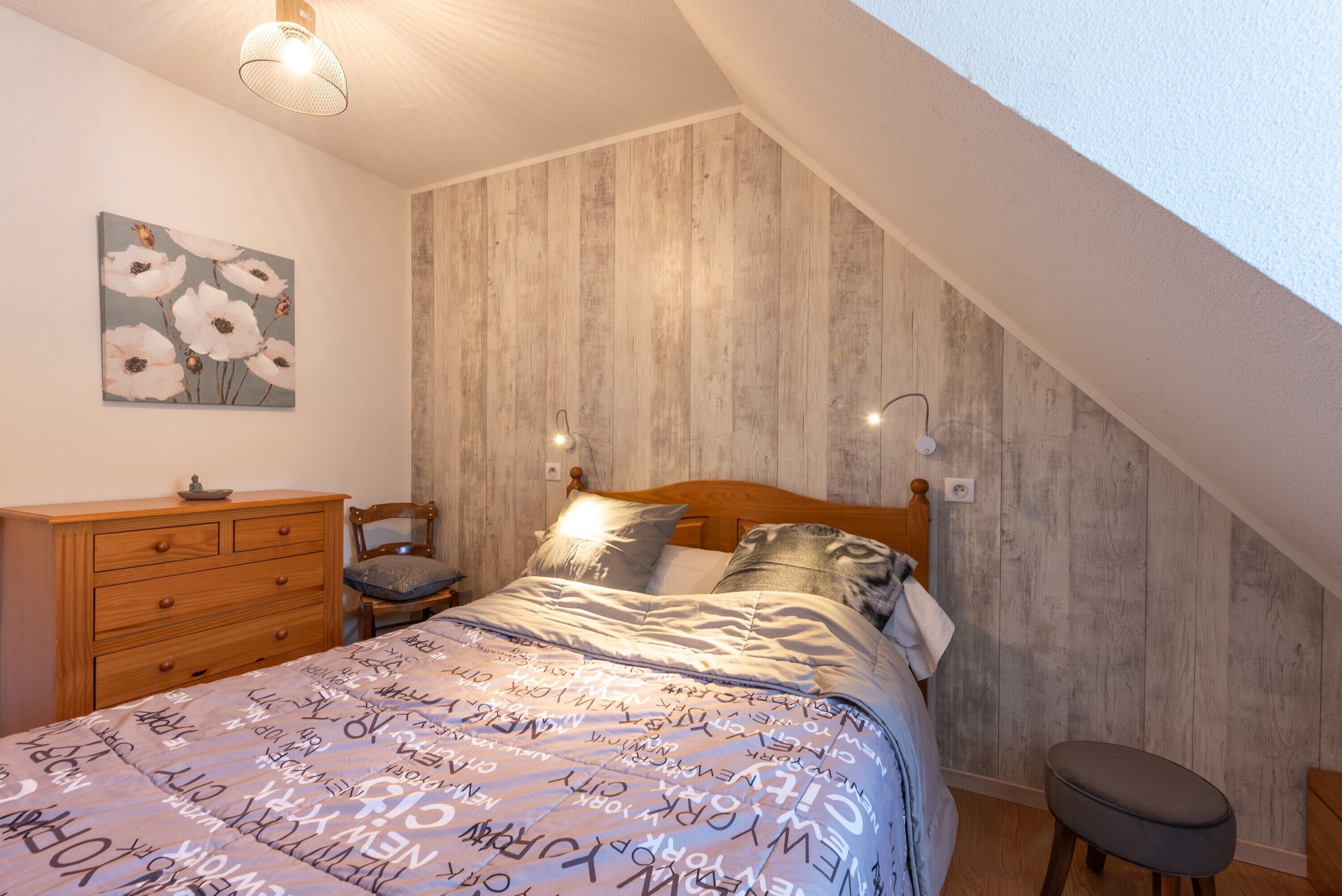 2 bedrooms, iron/ironing board, WiFi