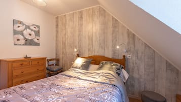 2 bedrooms, iron/ironing board, WiFi