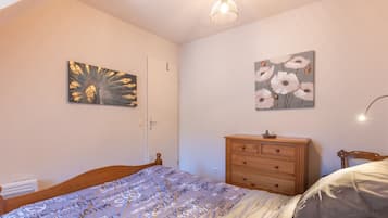 2 bedrooms, iron/ironing board, WiFi