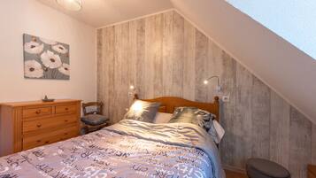 2 bedrooms, iron/ironing board, WiFi