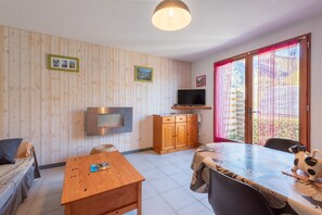 Interior - Gîte 'Clarabide' with Mountain View, Private Terrace and Wi-Fi (Loudenvielle)