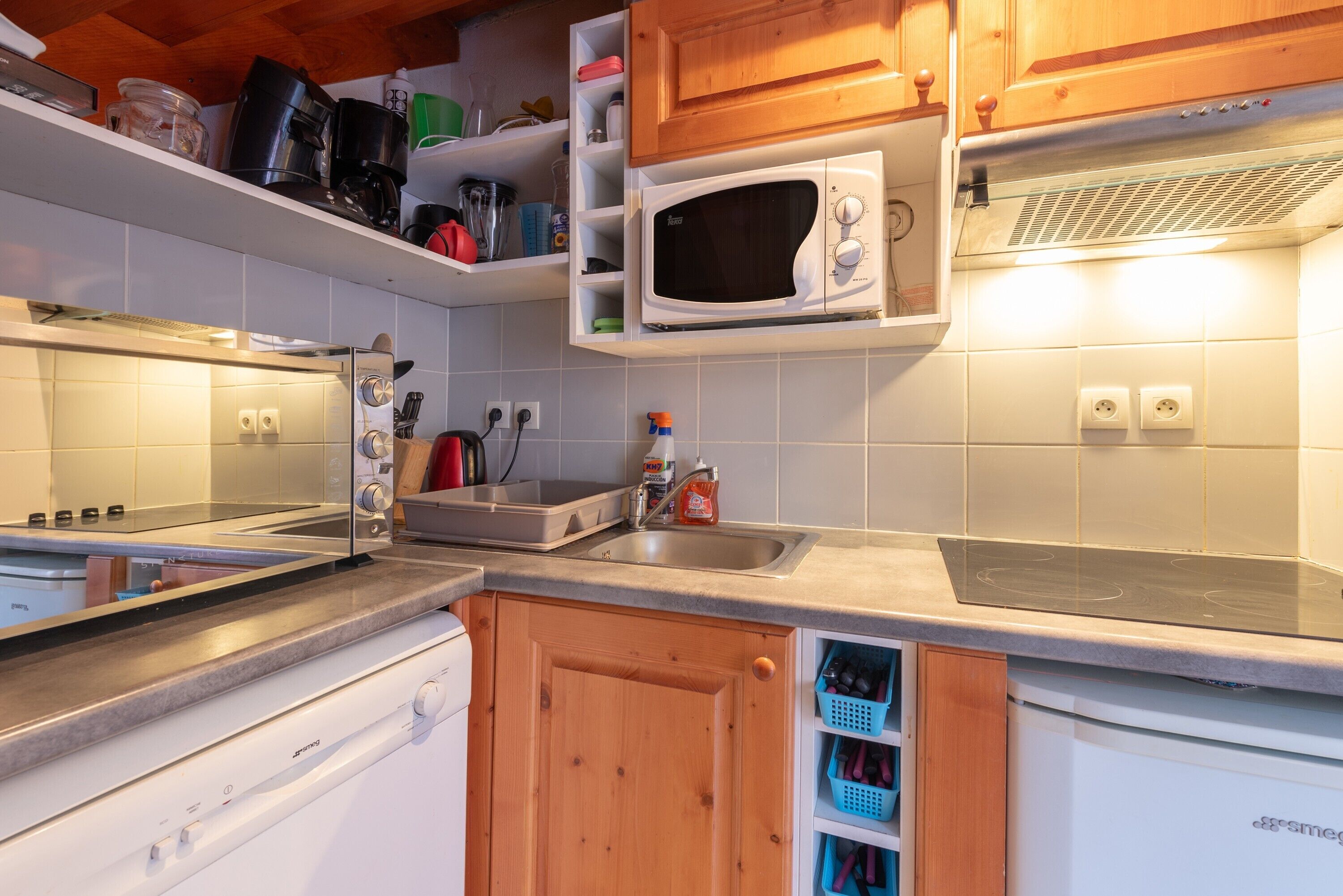 Refrigerador, microondas, horno y parrilla de estufa 