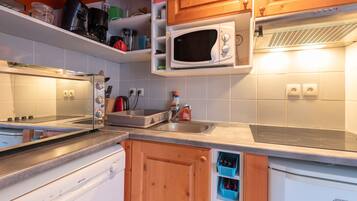 Frigorífico, microondas, horno y placa de cocina