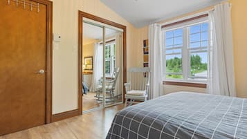 2 bedrooms, iron/ironing board, Internet