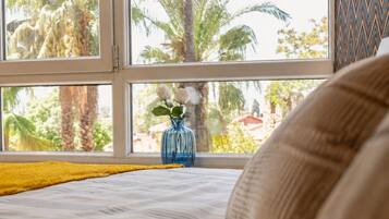 Condo família, 2 quartos, cozinha, vista para a cidade | Área de estar | Smart TV 32 polegadas com canais via satélite