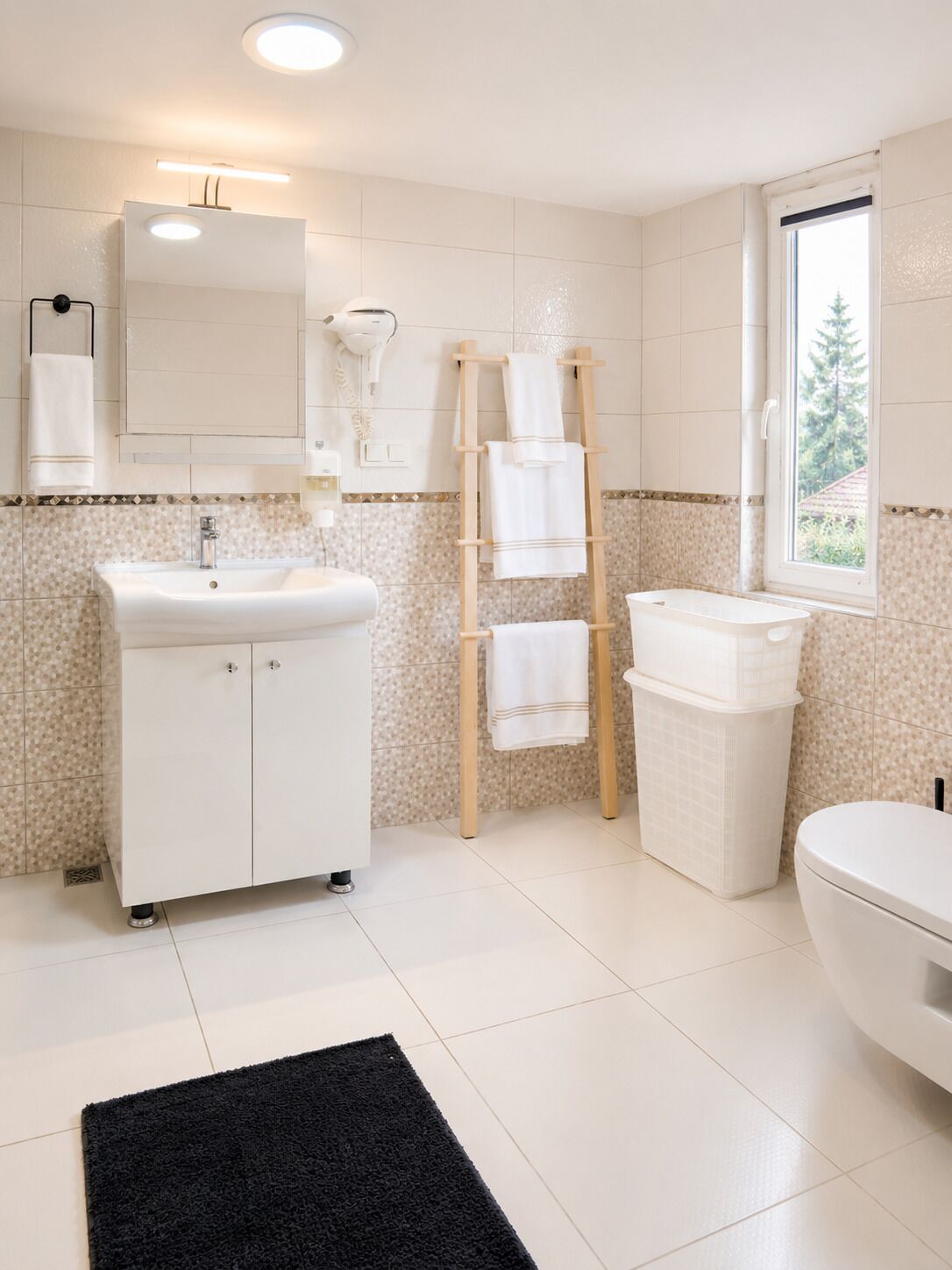 Familienapartment, 2 Schlafzimmer, Küche, Stadtblick | Badezimmer | Dusche, Haartrockner, Handtücher, Seife