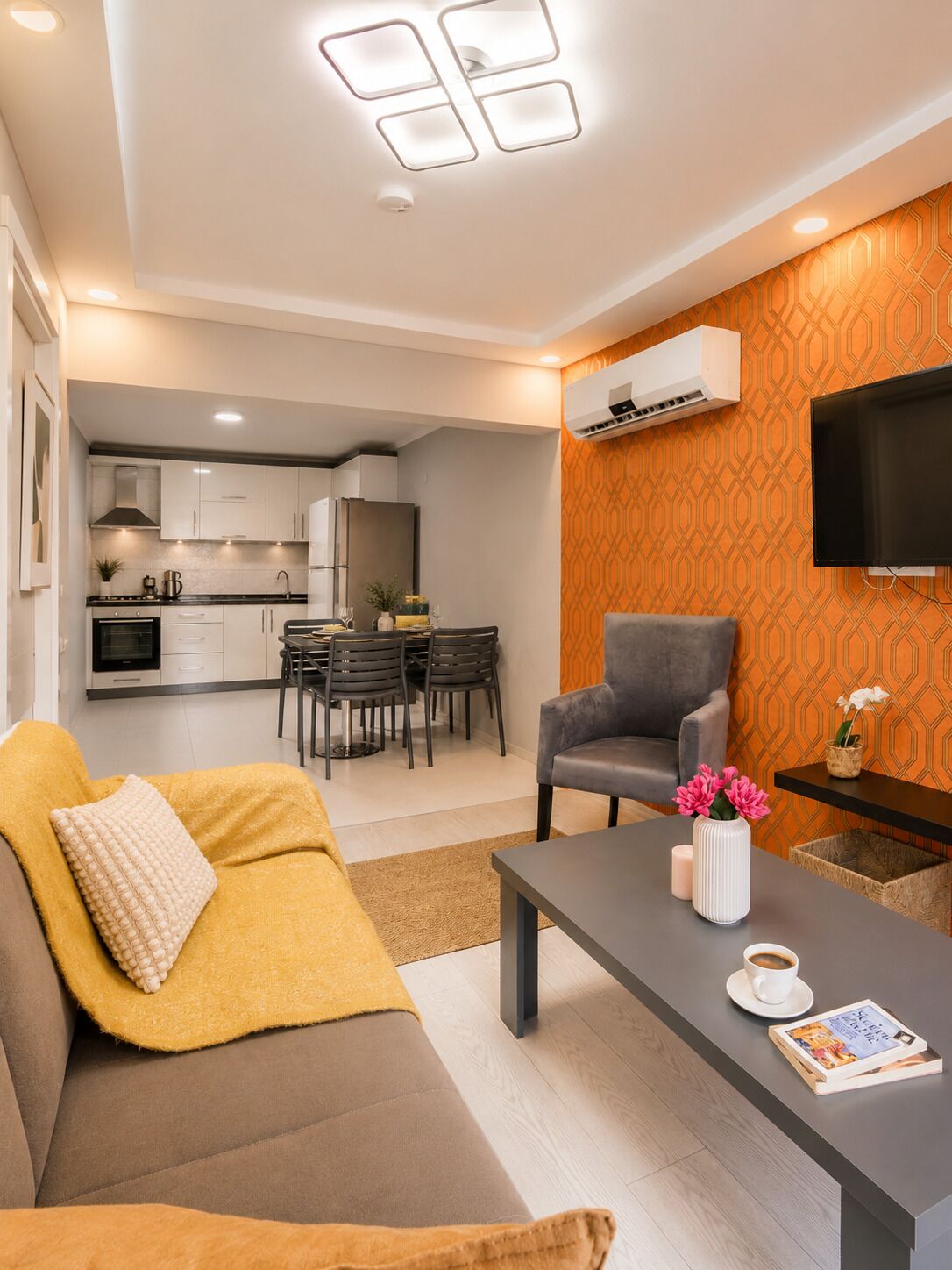 Familienapartment, 2 Schlafzimmer, Küche, Stadtblick | Schreibtisch, laptopgeeigneter Arbeitsplatz, Verdunkelungsvorhänge