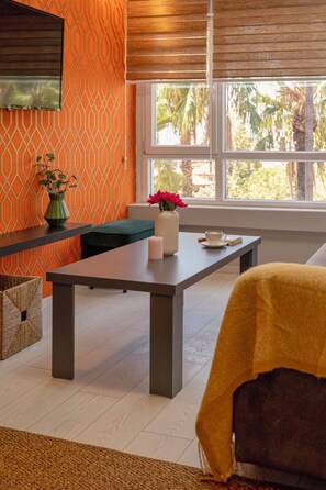 Familienapartment, 2 Schlafzimmer, Küche, Stadtblick | Wohnbereich | 32-Zoll-Smart-TV mit Satellitenempfang