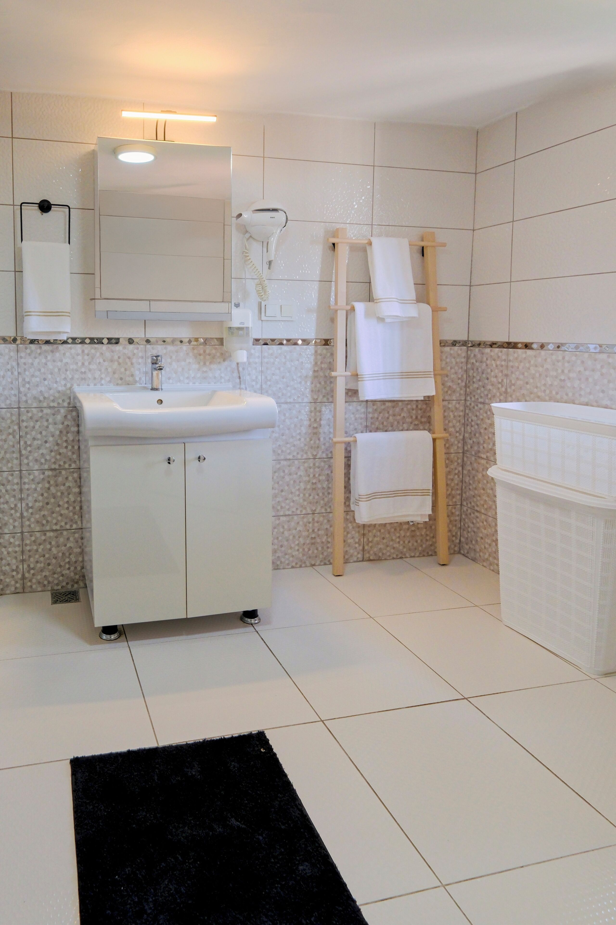 Family Condo, 2 Bedrooms, Kitchen, City View | Bathroom | Shower, hair dryer, towels, soap