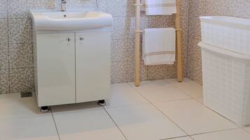 Family Condo, 2 Bedrooms, Kitchen, City View | Bathroom | Shower, hair dryer, towels, soap