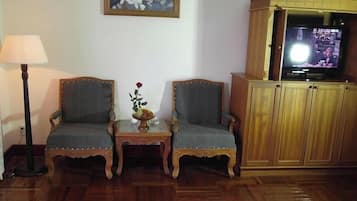 Habitación Deluxe | Cortinas opacas, tabla de planchar con plancha, wifi gratis