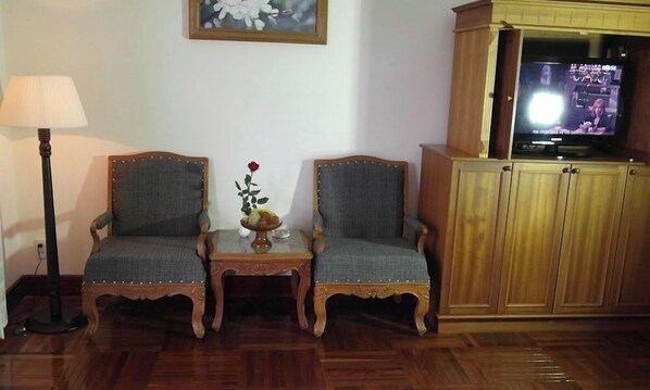 Deluxe Room | Langsir/tirai gelap terus, seterika/papan seterika, Wi-fi percuma