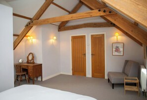 3 bedrooms, iron/ironing board, travel cot, free WiFi - The Dovecote, Llechryd (Llechryd)