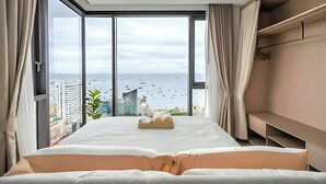 Room - Luxury 2 Bed Room Sea View With Large Bath Tub In Balcony (Pattaya)
