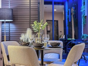 Appartement, 2 chambres, balcon, vue sur l’océan | Salle à manger
