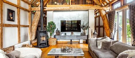 Televisie, een open haard en een tafeltennistafel