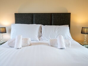 3 عدّة غرف نوم ومكواة/لوح كي وواي فاي مجانًا وملاءات أسرّة