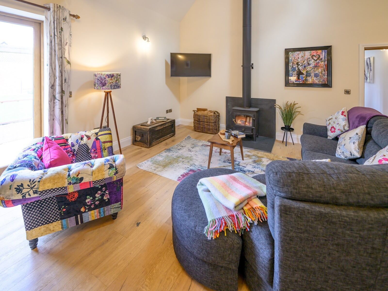 Una televisión, una chimenea