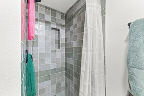 Douche, séchoir à cheveux, serviettes fournies, savon