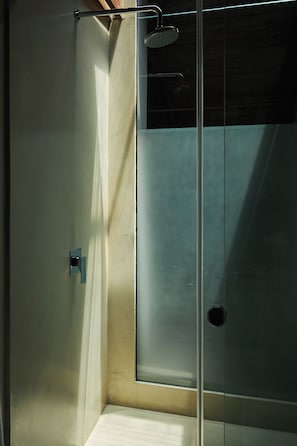 Suite Standard, balcone, vista città | Bagno | Pantofole