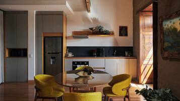 Suite Superior, balcone, vista città | Una cassaforte in camera, tende oscuranti, ferro/asse da stiro