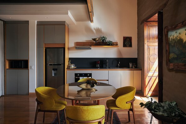 Superior-Suite, Balkon, Stadtblick | Zimmersafe, Verdunkelungsvorhänge, Bügeleisen/Bügelbrett