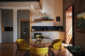 Suite Superior, balcone, vista città | Una cassaforte in camera, tende oscuranti, ferro/asse da stiro