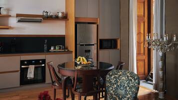 Standard-sviitti, parveke, kaupunkinäköala | Tallelokero huoneessa, pimennysverhot, silitysrauta/-lauta