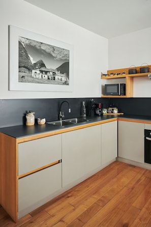 Suíte luxo, sacada, vista para a cidade | Cofres nos quartos, cortinas blackout, ferros/tábuas de passar roupa