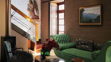 Suíte standard, sacada, vista para a cidade | Cofres nos quartos, cortinas blackout, ferros/tábuas de passar roupa