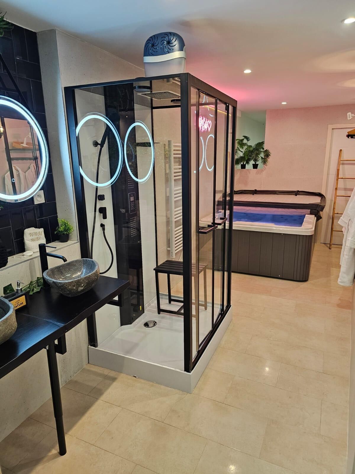 Dusj, hårføner, håndklær og såpe