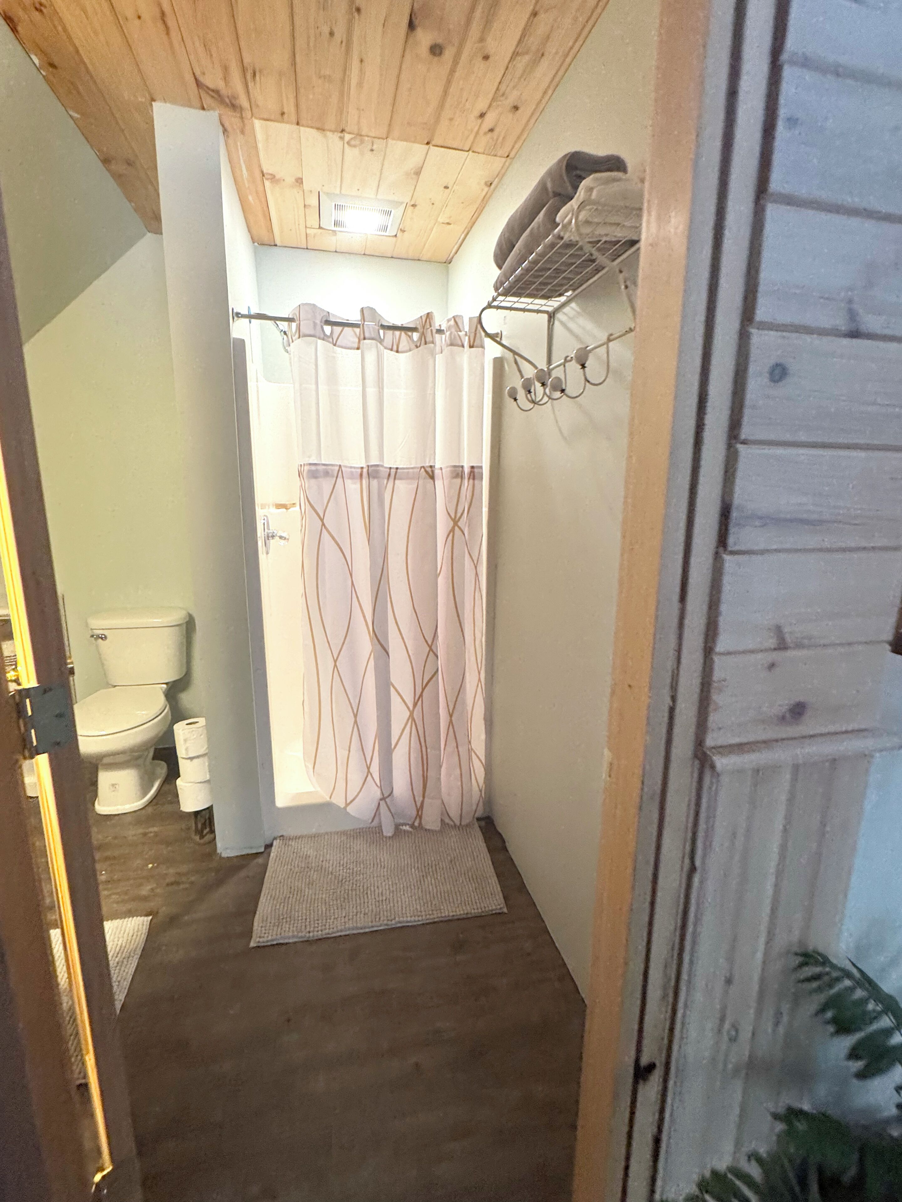 Douche, séchoir à cheveux, serviettes fournies, savon