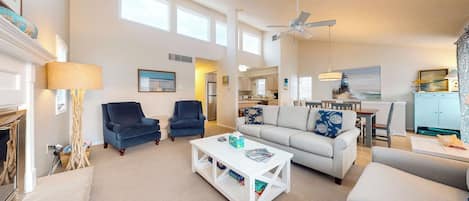 Smart-tv, eldstad och böcker