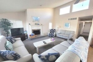 Smart-TV, peis og bøker