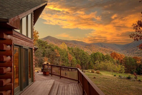 Luxury Shenandoah Cabin w/ Views + Hot Tub + Sauna